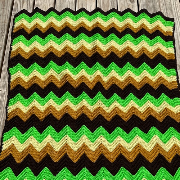 VINTAGE 1970s Zigzag Crochet Afghan Blanket - Picture 6 of 6